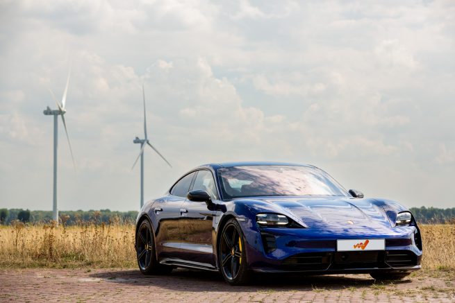 Porsche Taycan voor jaarverslag van LeasePlan Corporation